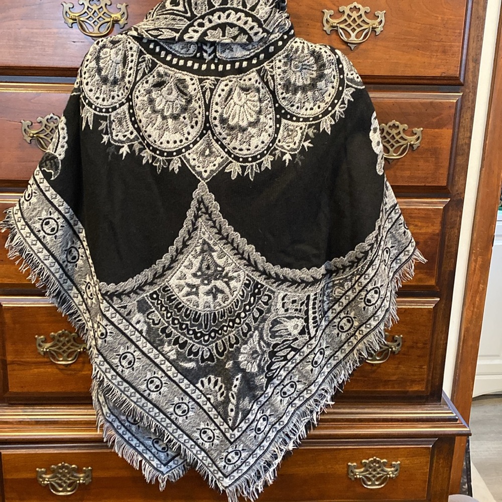 Accessory Street black and white white shrug NWT - Picture 4 of 5